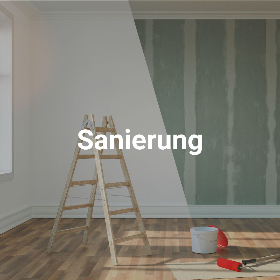 Ein Raum wird renoviert, mit einer Leiter, einem Eimer und Pinseln auf dem Boden, und die Wand wird teilweise in Grün gestrichen.